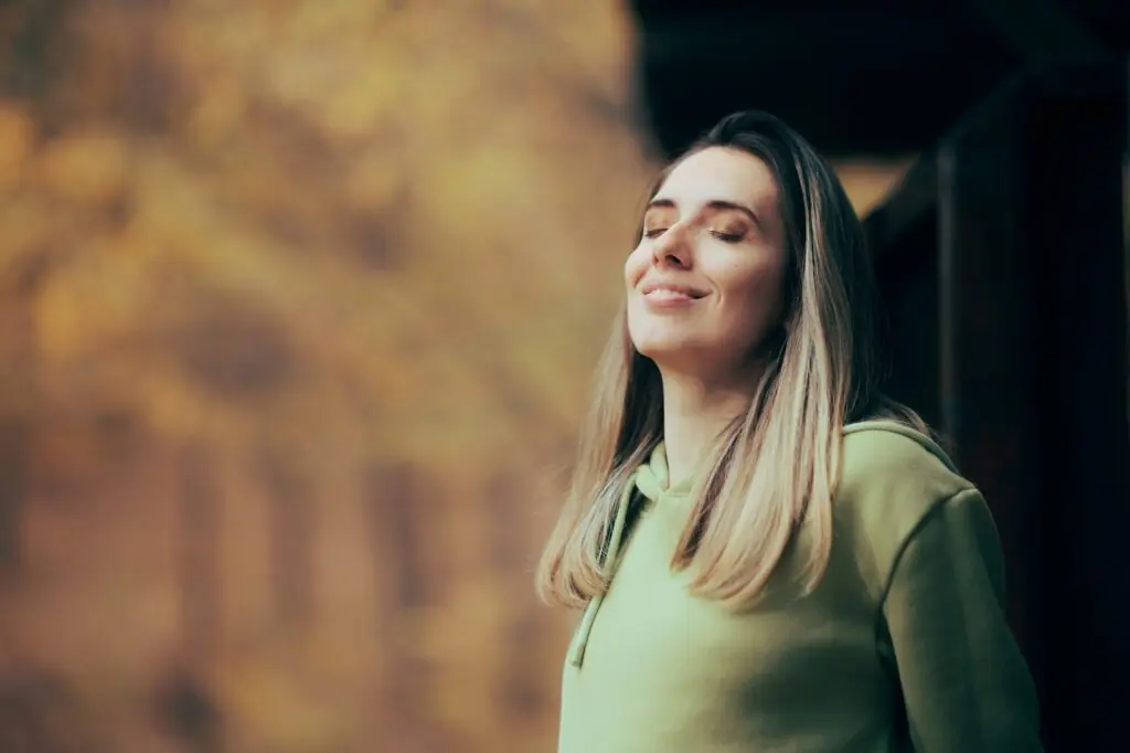 A woman enjoying the fresh air. An image representing Montare Outpatient in Encino, Los Angeles that treats depressive disorders and other mental health conditions